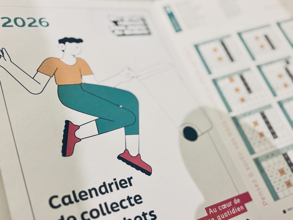 Le calendrier de collecte 2026 est désormais disponible. Il sera distribué dans vos boîtes aux lettres début janvier, en même temps que le nouveau Trait d’Union.