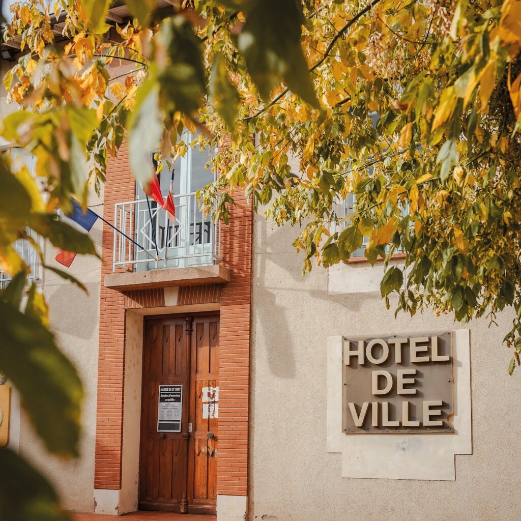 Le premier conseil municipal post-élections marquera l'installation du nouveau Maire, ainsi que de son équipe d'adjoints.Vendredi 20 mars à 20h30 - Maison de la Culture, salle des PoutresLa séance est ouverte au public en présentiel et en direct sur la page Youtube de la Mairie :https://www.youtube.com/live/q9FexpOuQeE?si=VRR973Fwfcp0oW_t